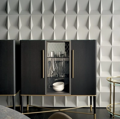 Madia Tama Vitrine in frassino tinto nero e cristallo con parti metalliche laccate ottone satinato di Gallotti&Radice
