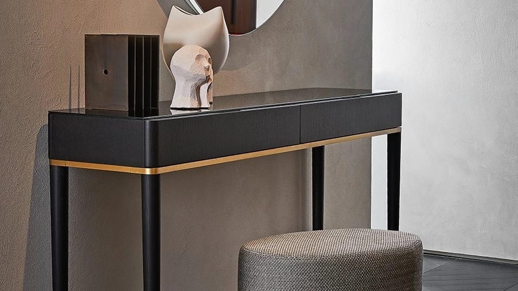 Mobile ingresso Tama Console in frassino tinto nero con parti metalliche laccate ottone satinato e top in cristallo di Gallotti&Radice