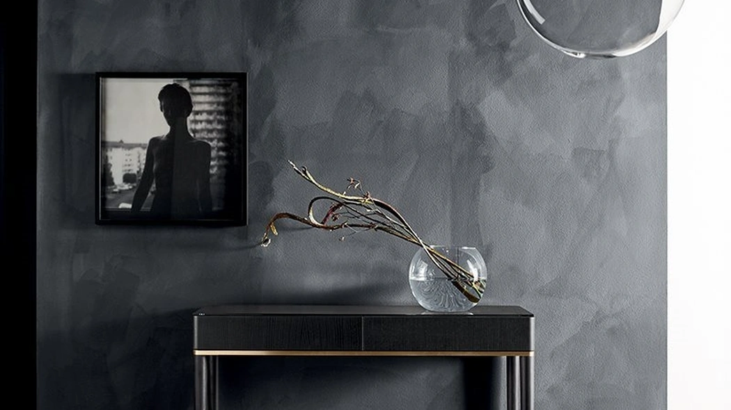 Mobile ingresso Tama Console in frassino tinto nero con parti metalliche laccate ottone satinato e top in cristallo di Gallotti&Radice