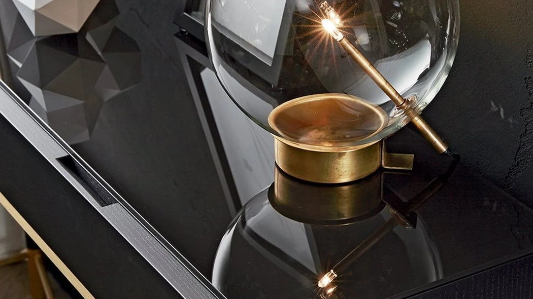 Mobile ingresso Tama Console in frassino tinto nero con parti metalliche laccate ottone satinato e top in cristallo di Gallotti&Radice