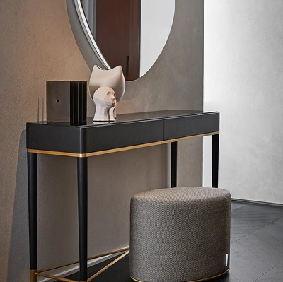 Mobile ingresso Tama Console in frassino tinto nero con parti metalliche laccate ottone satinato e top in cristallo di Gallotti&Radice