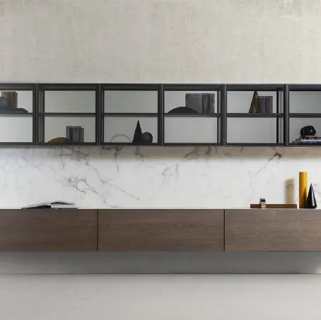 Parete Attrezzata Spazio con moduli a ribalta in Rovere Fumo, struttura laccato opaco Fango e Top Vetro Marmo opaco Calacatta, boiserie in vetro marmo opaco Calacatta, schiene pensili specchio Argento ed ante Milano vetro trasparente Piombo di Pianca