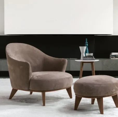 Poltrona Alasia in  tessuto con base in legno di Desirèe