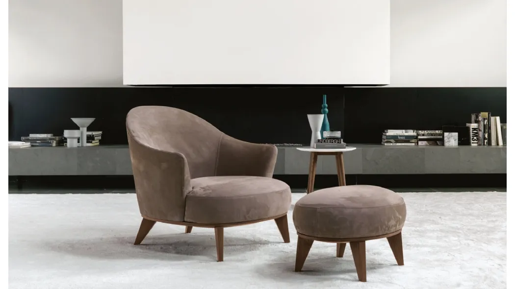Poltrona Alasia in  tessuto con base in legno di Desirèe