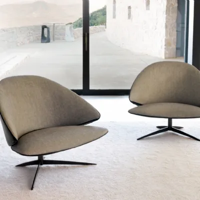 Poltroncina di design Koster in tessuto imbottito di Desirèe