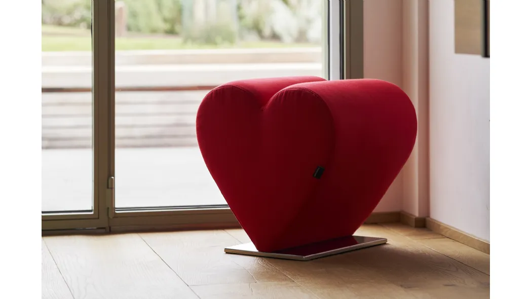 Poltroncina senza schienale a forma di cuore Love di Opinion Ciatti