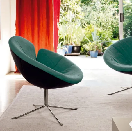 Poltroncina di design in tessuto imbottito ispirata ad un fiore One Flo di Desirèe