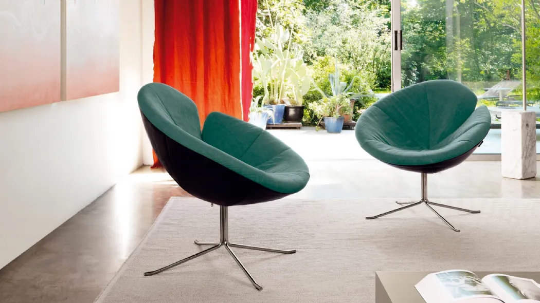 Poltroncina di design in tessuto imbottito ispirata ad un fiore One Flo di Desirèe