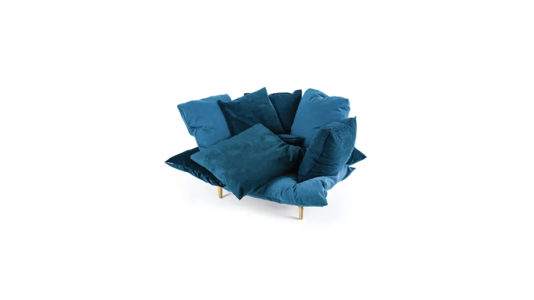 Poltrona di design azzurra imbottita con cuscini morbidi Comfy di Seletti