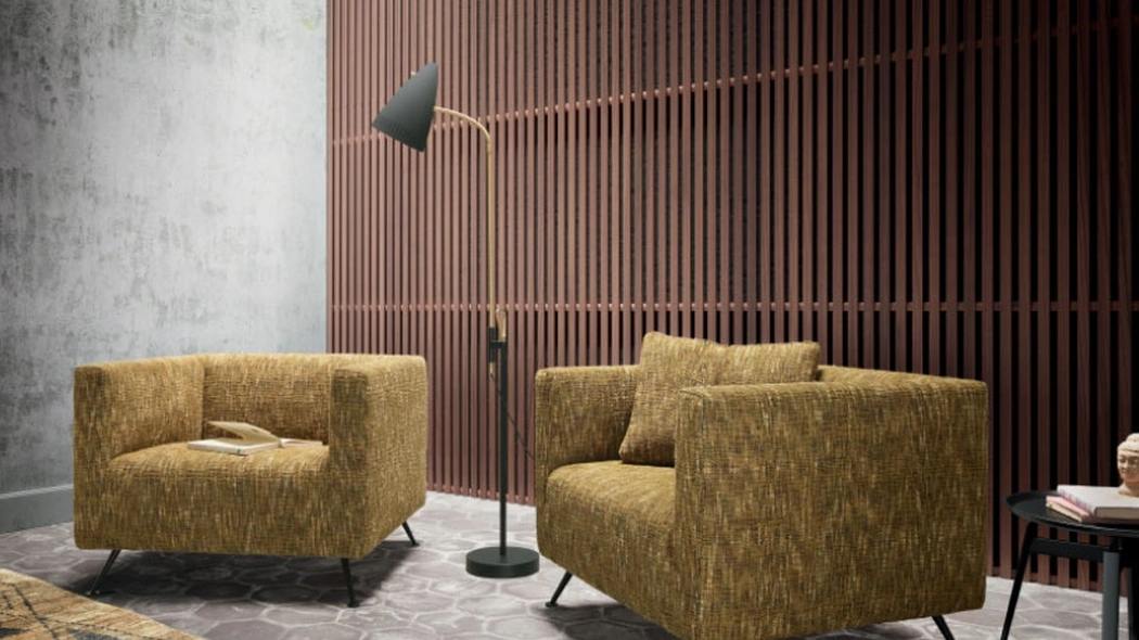 Poltroncina retrò in tessuto Demetra New con ampia seduta, schienale compatto e piedini in metallo brunito di Valentini