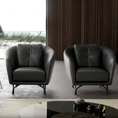 Poltroncina in pelle con schienale avvolgente Ethos di Valentini