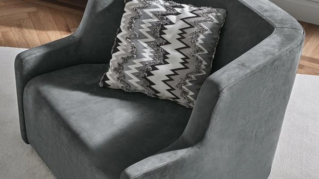 Poltrona First in tessuto imbottito di Gallotti&Radice