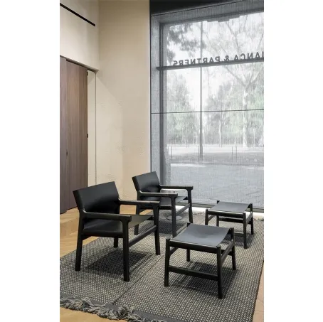 Poltroncina Fushimi Lounge con struttura in legno rivestita in cuoio di Pianca