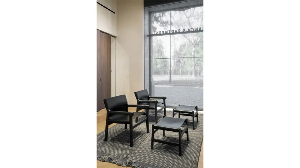 Poltroncina Fushimi Lounge con struttura in legno rivestita in cuoio di Pianca