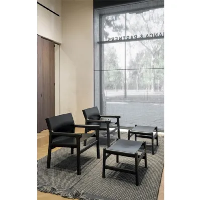 Poltroncina Fushimi Lounge con struttura in legno rivestita in cuoio di Pianca