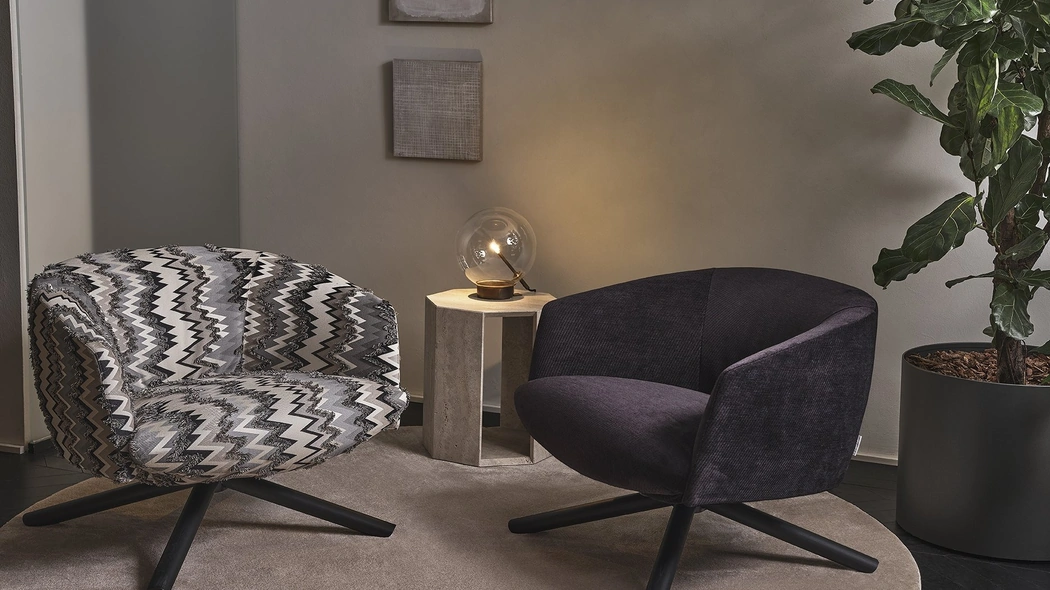 Poltrona Livre in tessuto con basamento in acciaio verniciato nero rivestito in massello di frassino tinto nero poro aperto di Gallotti&Radice