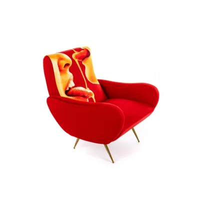 Poltrona di design in tessuto e piedini in metallo Miele di Seletti