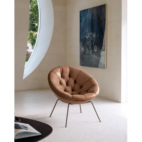 Poltroncina di design Nest One in pelle imbottita e trapuntata di Desirèe