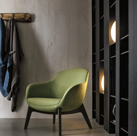 Poltroncina moderna in tessuto compatta e accogliente Rosa di Valentini