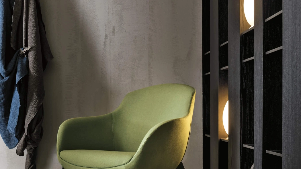Poltroncina moderna in tessuto compatta e accogliente Rosa di Valentini