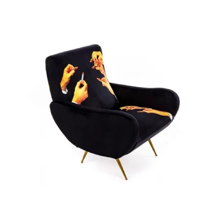 Poltrona di design in tessuto stampato su fondo nero con piedini in metallo Rossetti di Seletti