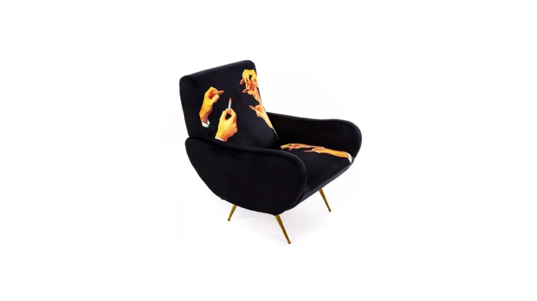 Poltrona di design in tessuto stampato su fondo nero con piedini in metallo Rossetti di Seletti