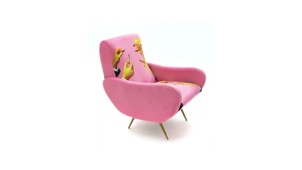 Poltrona di design in tessuto stampato su fondo rosa con piedini in metallo Rossetti di Seletti