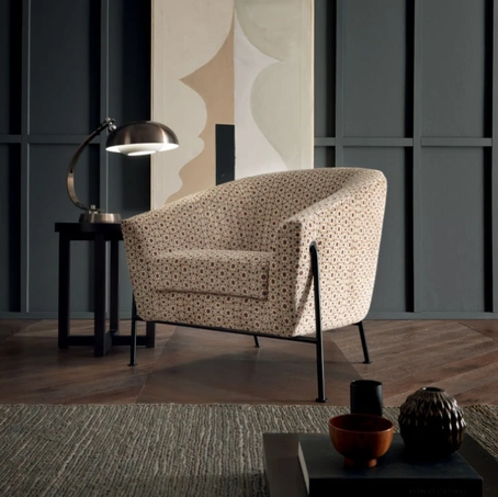 Poltroncina in velluto fantasia con struttura di sostegno in metallo brunito Loren di Valentini