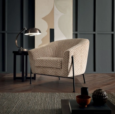 Poltroncina in velluto fantasia con struttura di sostegno in metallo brunito Loren di Valentini