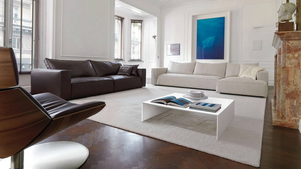 Divano lineare in pelle e in tessuto con penisola Zenit di Desirèe