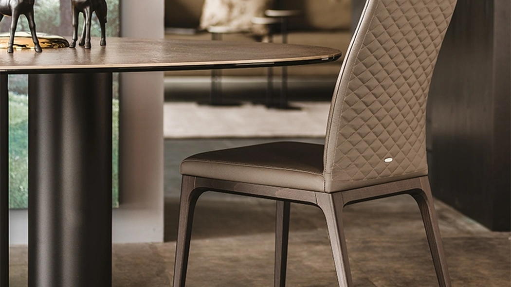 Sedia in pelle trapuntata con schienale alto Arcadia Couture di Cattelan Italia