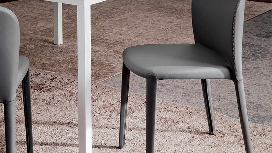 Sedia in acciaio rivestita in pelle Daisy di Cattelan Italia