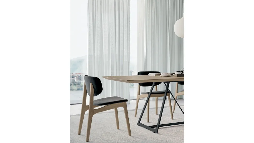 Sedia Float con schienale e seduta rivestiti in tessuto e struttura in legno di Dall'Agnese
