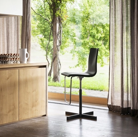 Sgabello Wok con seduta in cuoio di Desalto