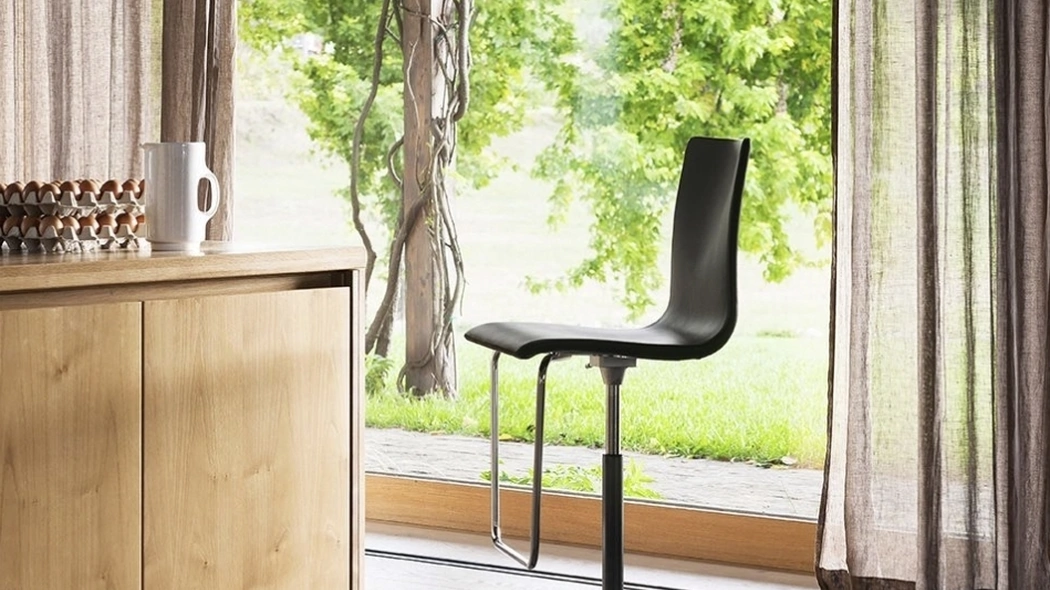 Sgabello Wok con seduta in cuoio di Desalto