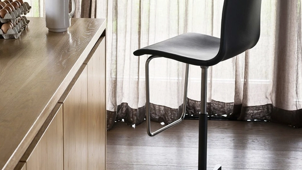 Sgabello Wok con seduta in cuoio di Desalto