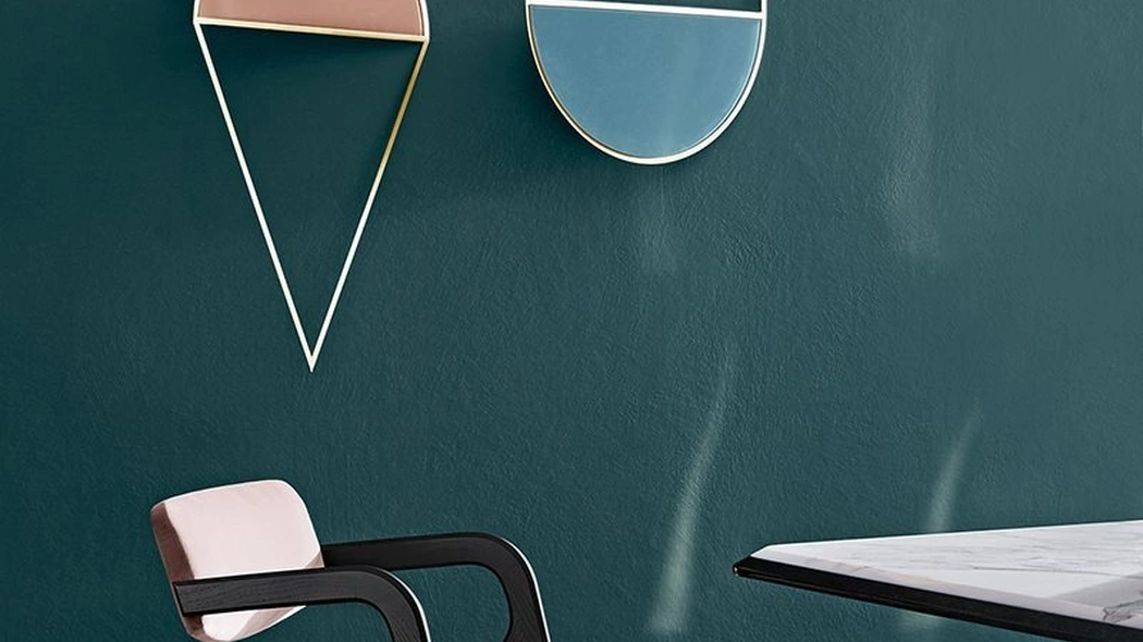 Sedia Keyko con struttura in massello di frassino tinto nero rivestita in velluto di Gallotti&Radice