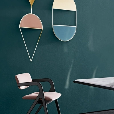 Sedia Keyko con struttura in massello di frassino tinto nero rivestita in velluto di Gallotti&Radice