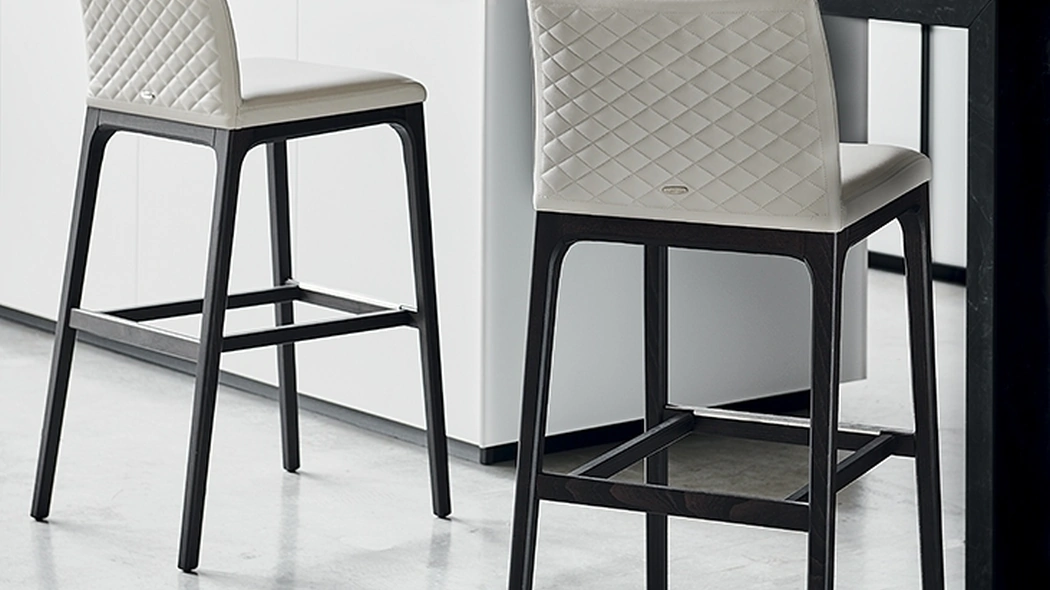 Sgabello in legno con seduta in pelle e schienale trapuntato Arcadia Couture di Cattelan Italia
