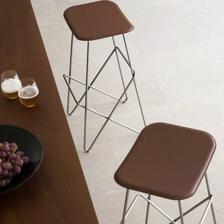 Sgabello Endless in cuoio e metallo di Desalto