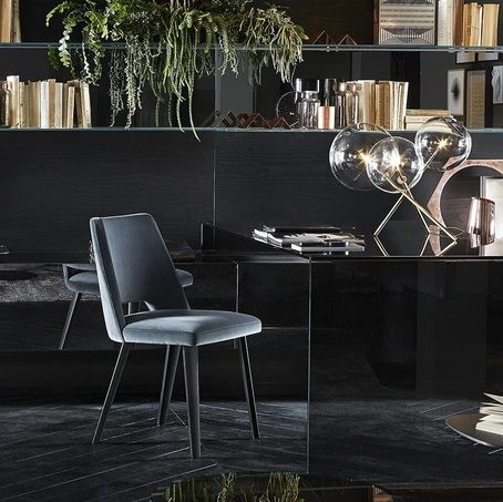 Sedia Thea rivestita in tessuto con gambe in rovere laccato nero poro aperto di Gallotti&Radice