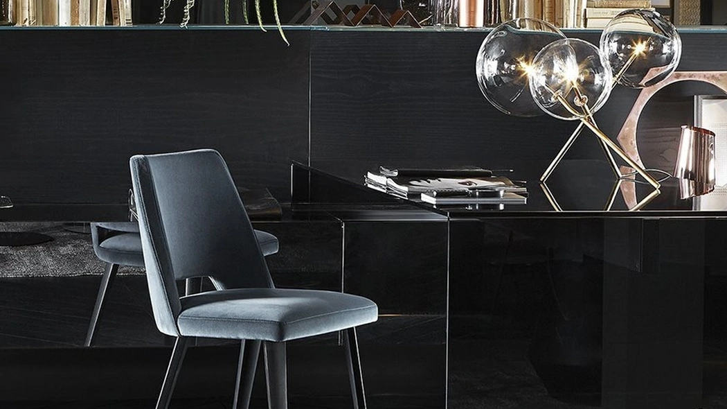 Sedia Thea rivestita in tessuto con gambe in rovere laccato nero poro aperto di Gallotti&Radice