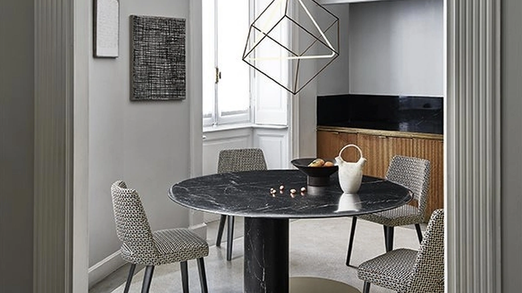 Sedia Thea rivestita in tessuto con gambe in rovere laccato nero poro aperto di Gallotti&Radice