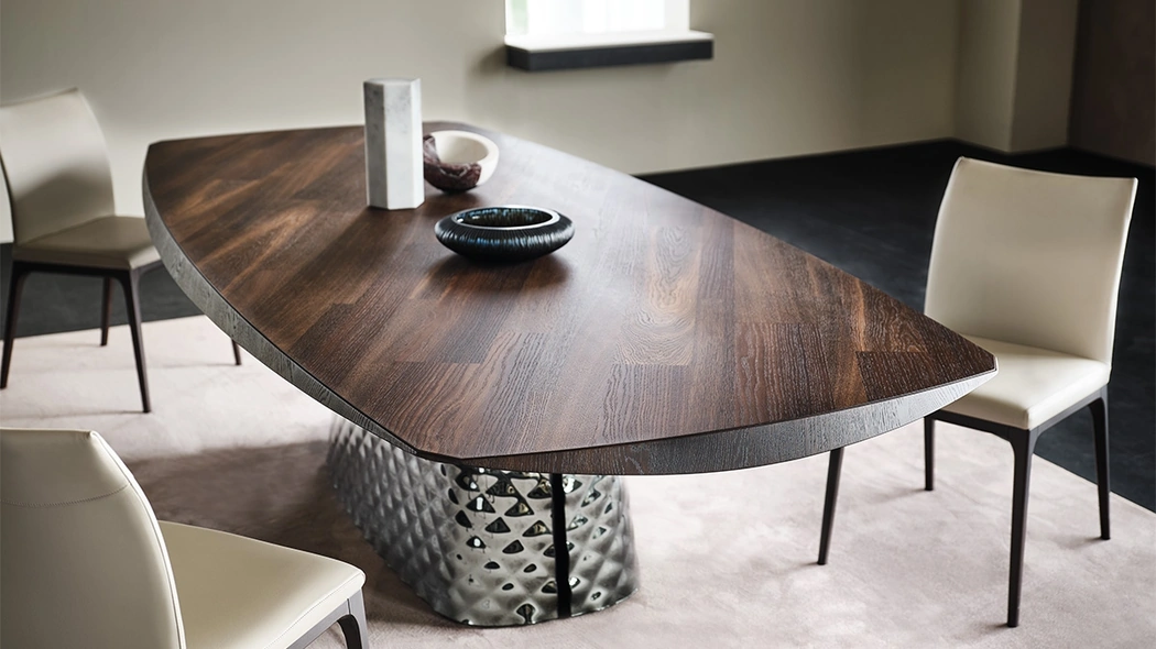 Tavolo con base in cristallo specchiato e piano in legno Atrium Wood di Cattelan Italia