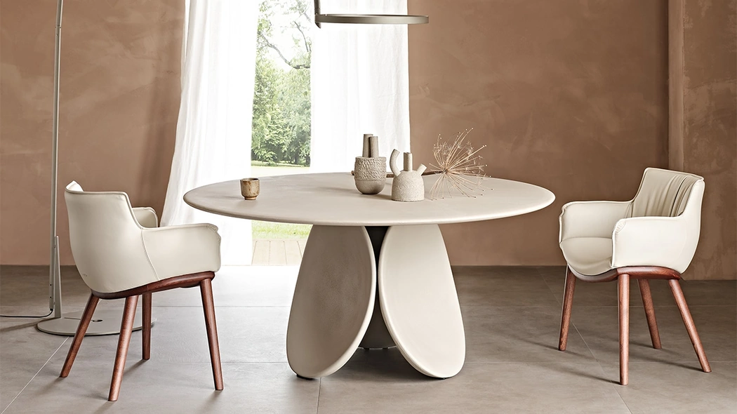 Tavolo rotondo interamente spatolato in argilla Maxime Argile di Cattelan Italia