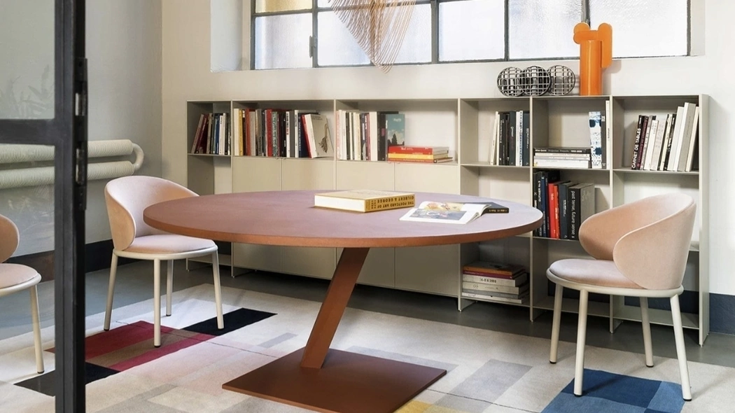 Tavolo rotondo Element in materico cemento rosso di Desalto