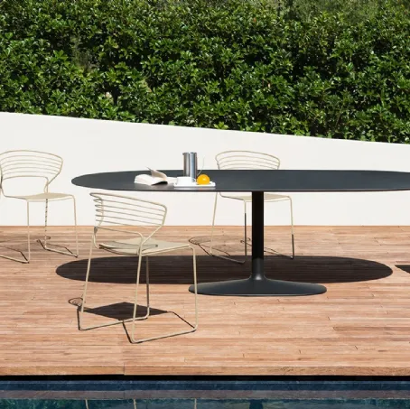 Tavolo indoor e outdoor Ellis con base in ghisa e top in ceramica di Desalto