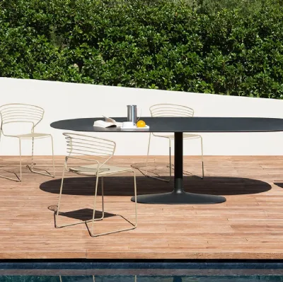 Tavolo indoor e outdoor Ellis con base in ghisa e top in ceramica di Desalto