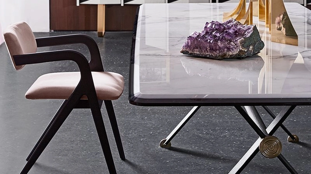 Tavolo Maat con top in marmo bianco di Carrara di Gallotti&Radice