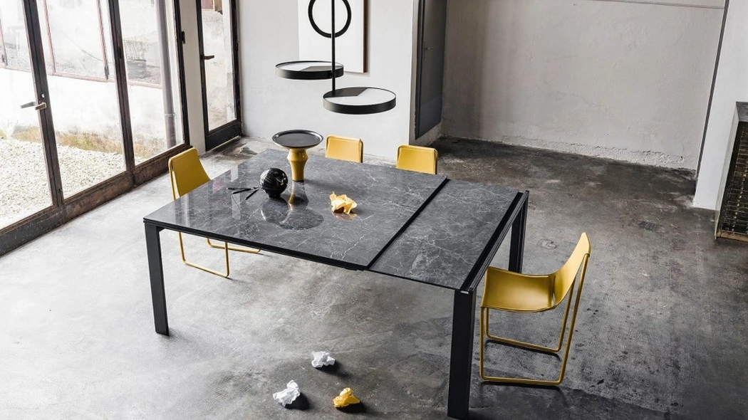 Tavolo Allungabile Marcopolo con top in cristalceramica e base in metallo verniciato di Midj